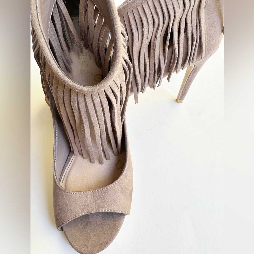 Brash Fasinista Heels fringe tassels taupe tan boho suede open toe 6.5